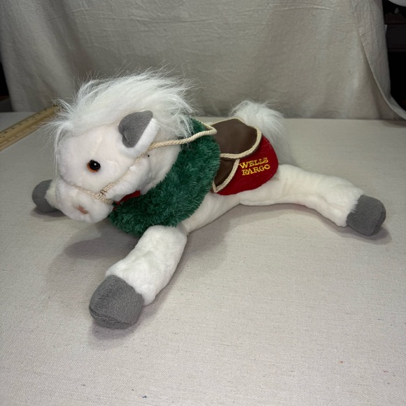 Toys ''R'' Us Other - Wells Fargo Plush Horse with Wreath - 2003 - Toys R Us - Vintage
